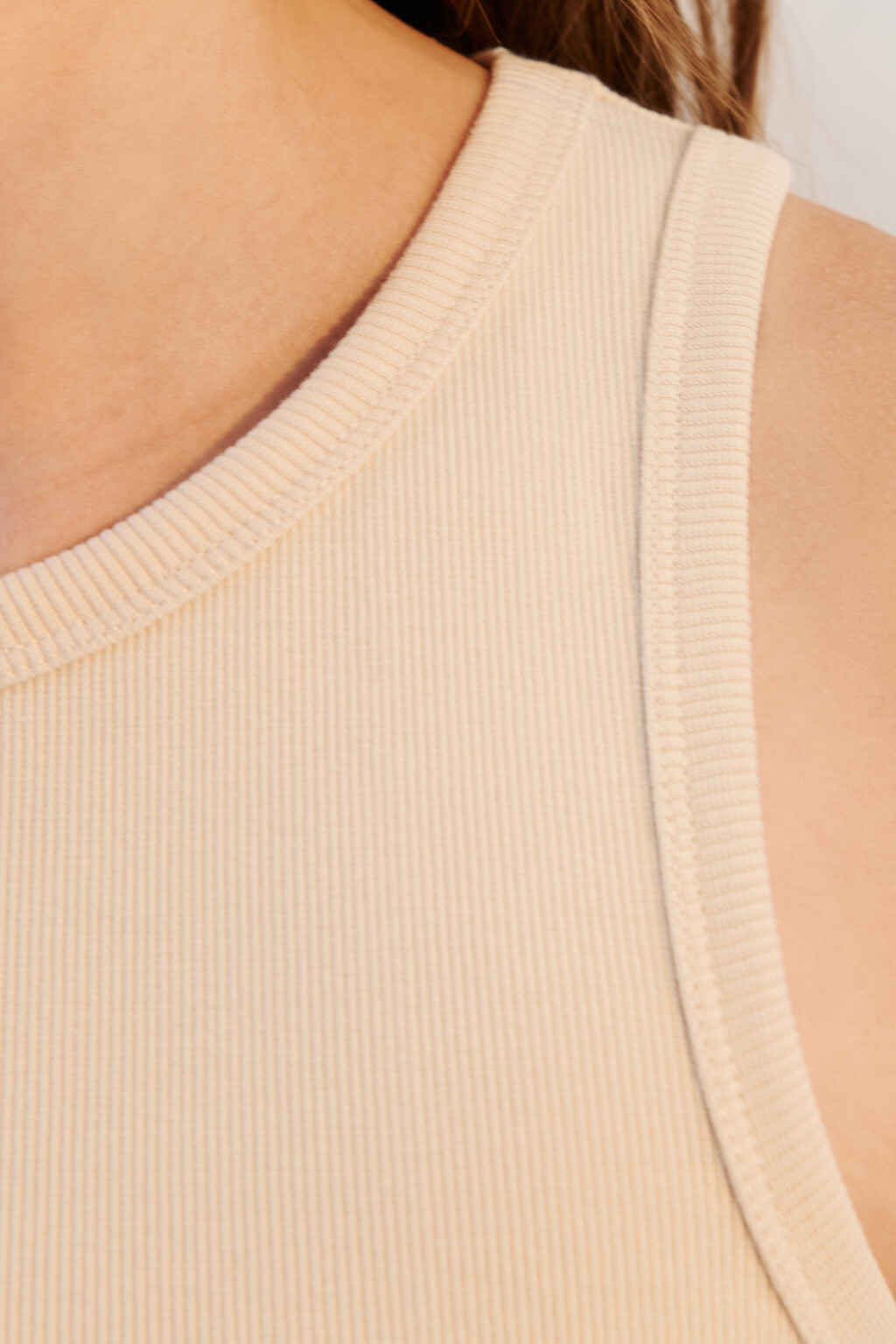 Топ-майка в рубчик на широких бретелях - цвет бежевый - 5