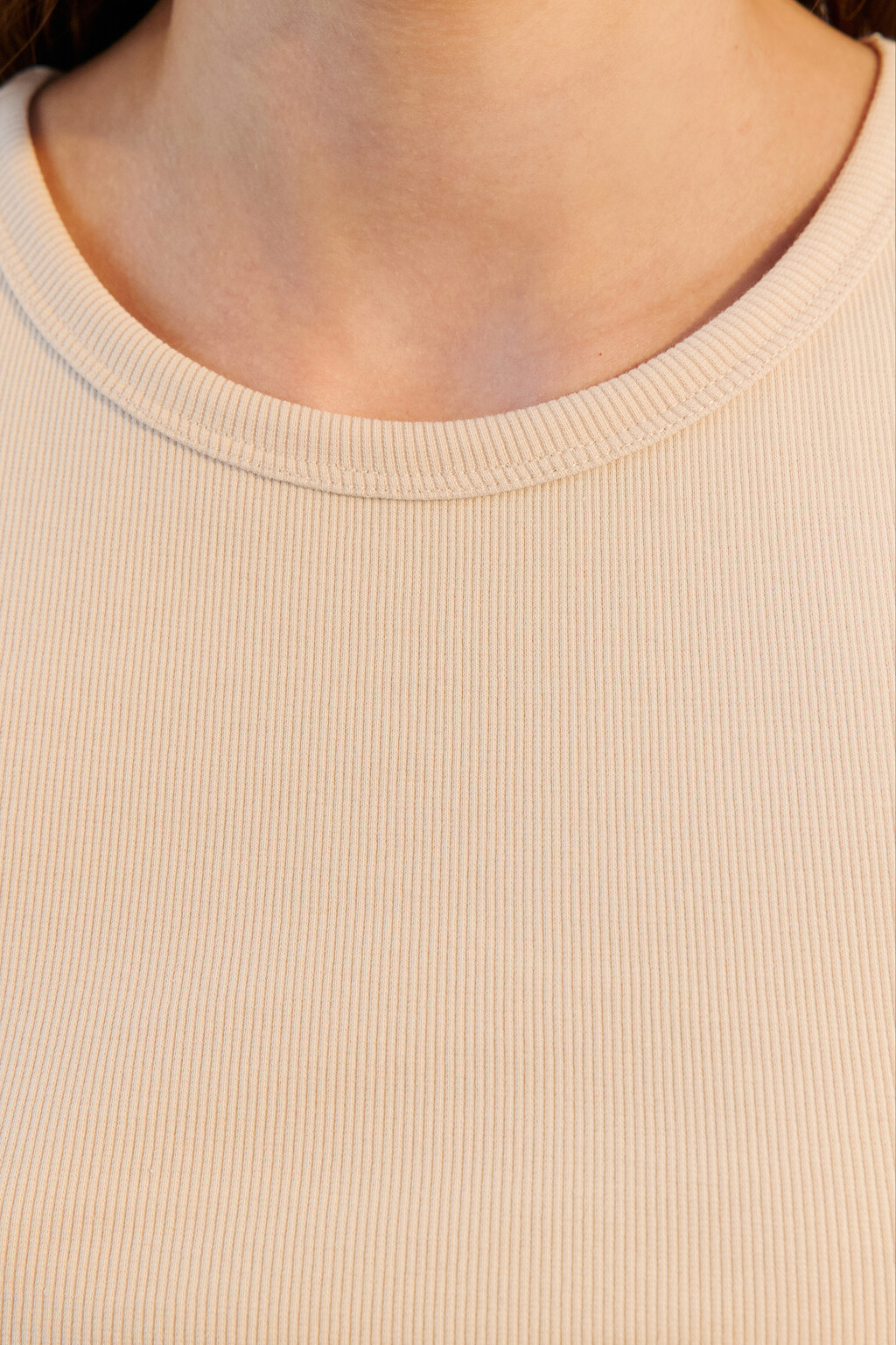 Топ-майка в рубчик на широких бретелях - цвет бежевый - 6