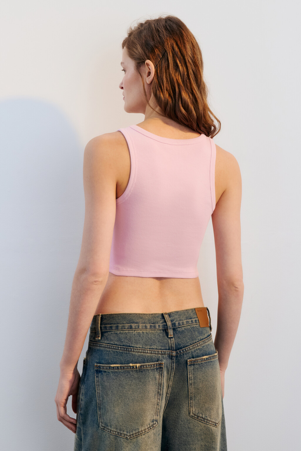 Топ-майка в рубчик на широких бретелях - цвет розовый - 3