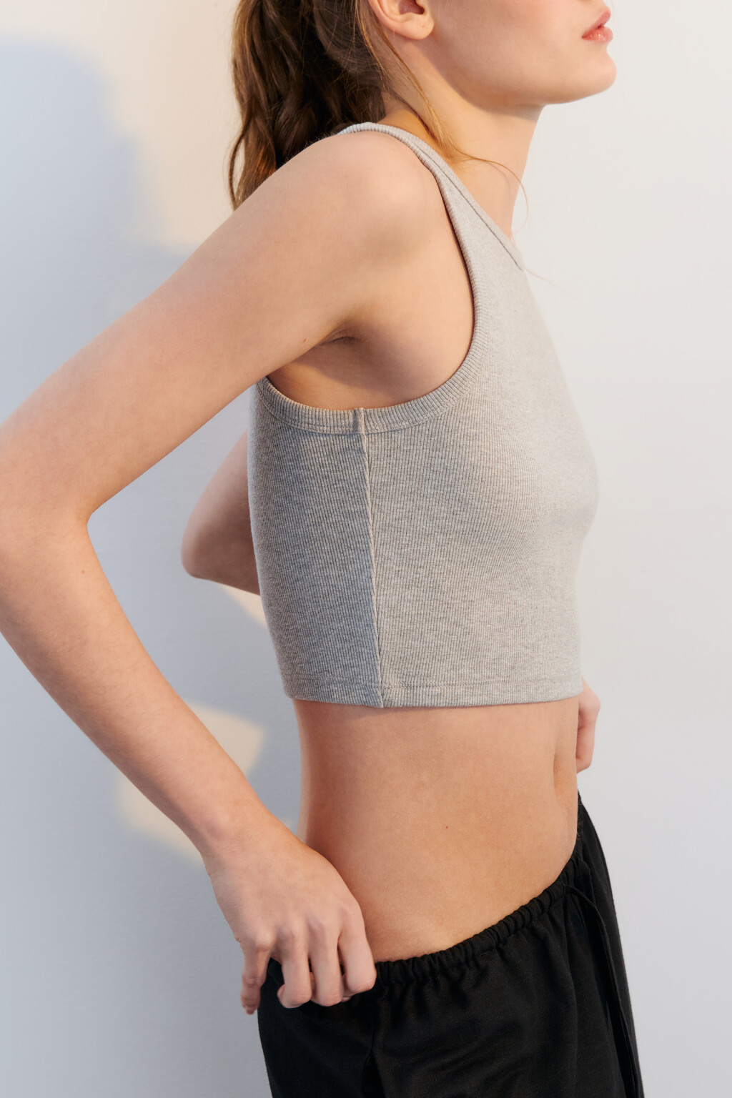 Топ-майка в рубчик на широких бретелях - цвет серый - 2