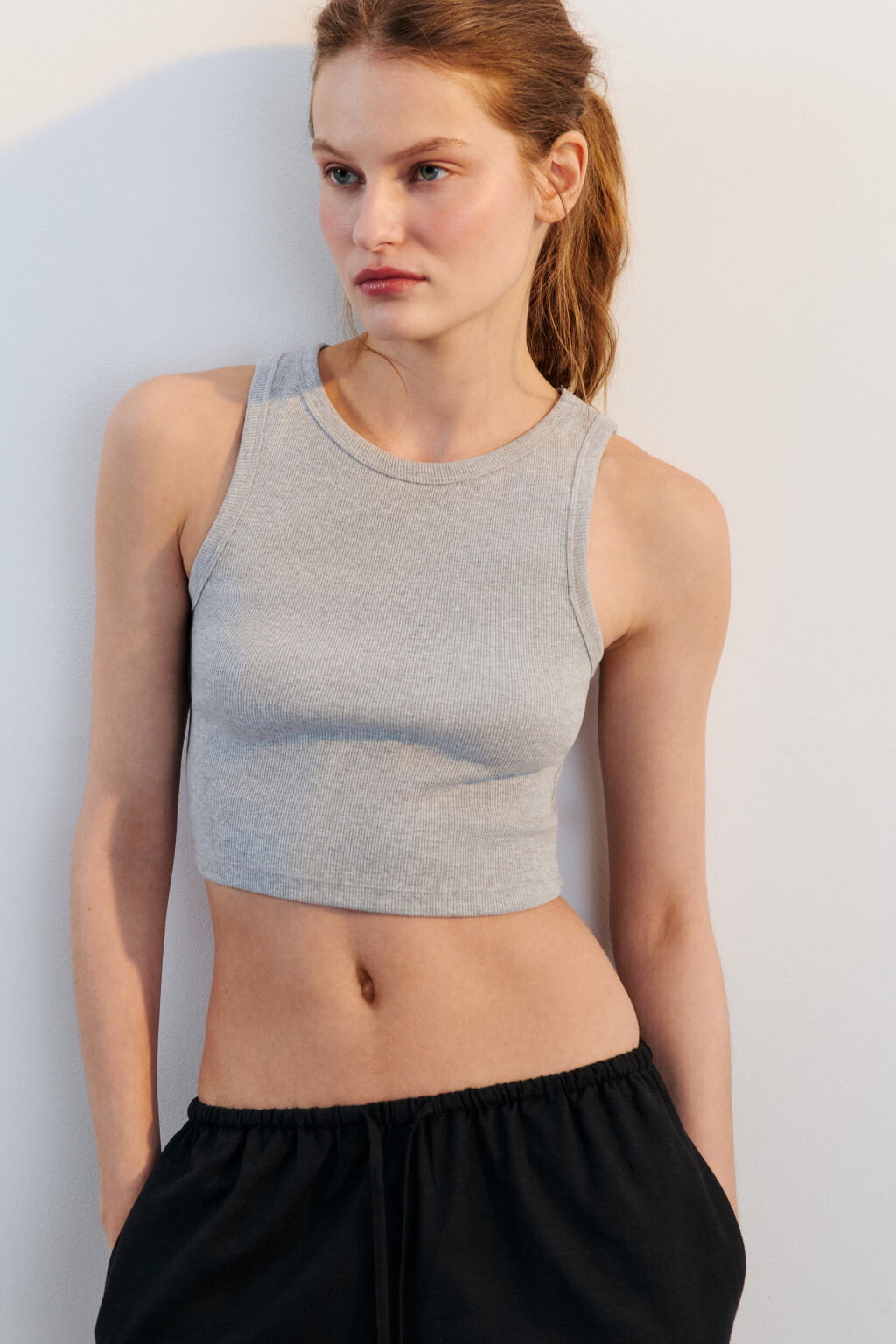 Топ-майка в рубчик на широких бретелях - цвет серый - 3