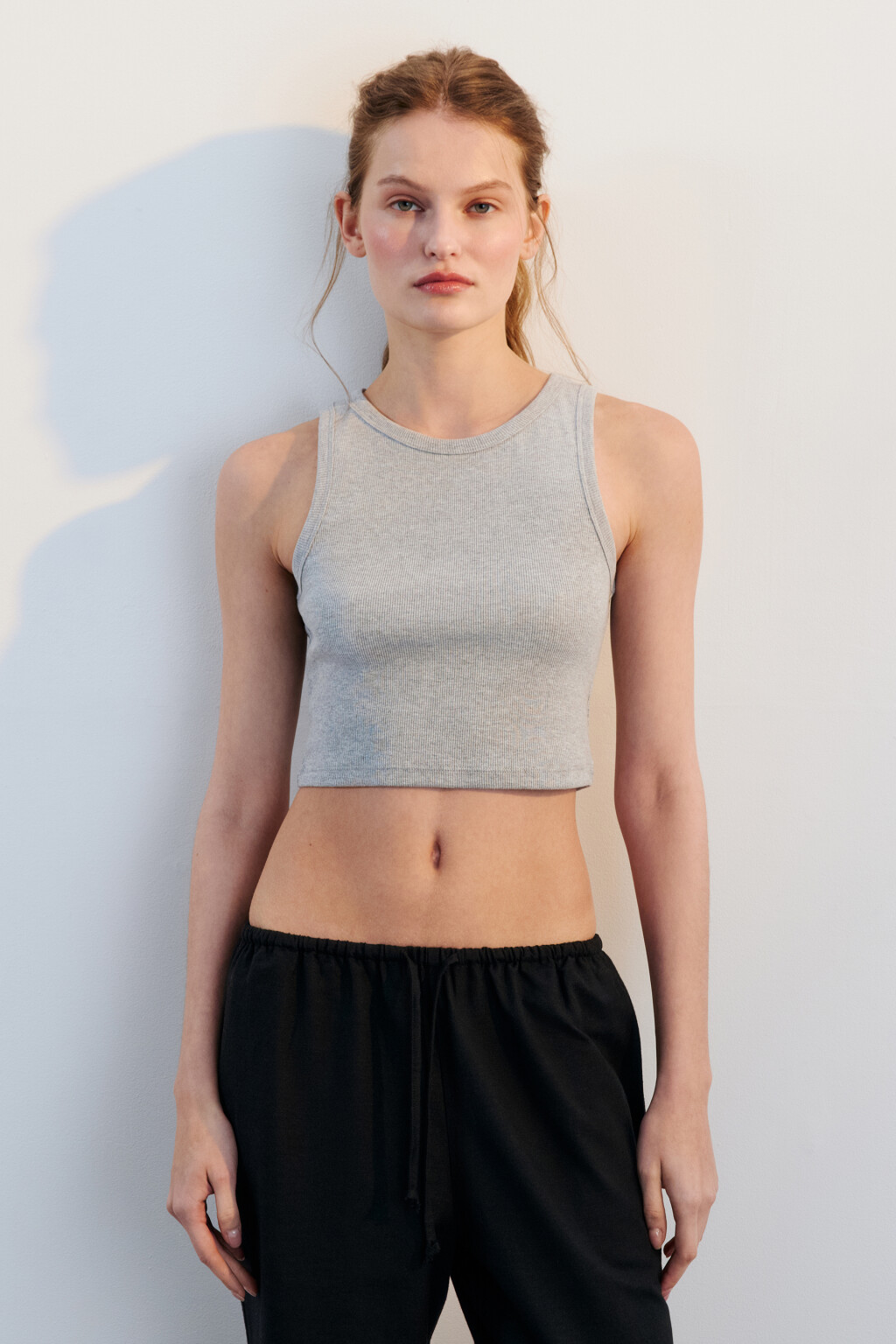 Топ-майка в рубчик на широких бретелях - цвет серый - 4