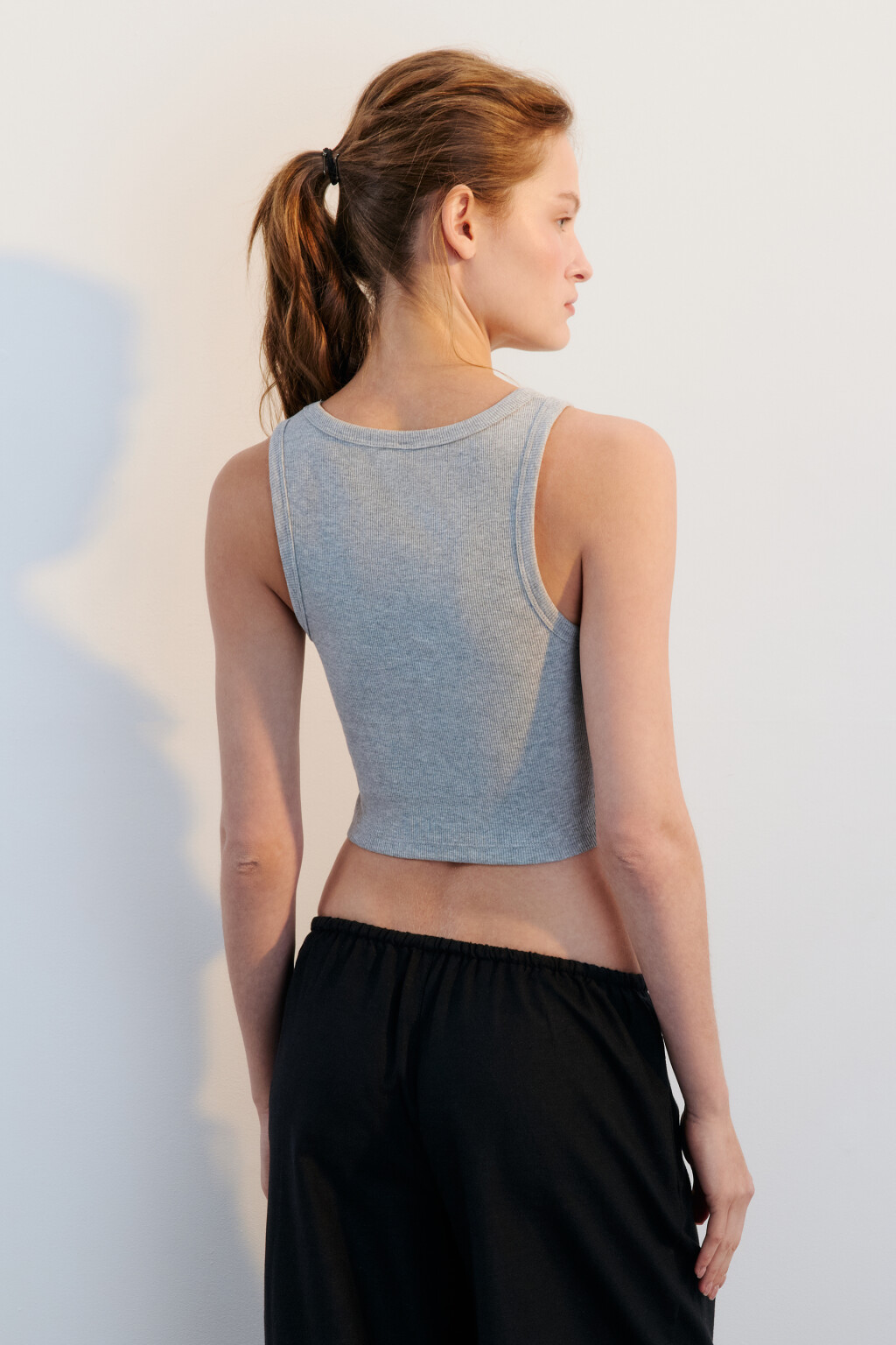 Топ-майка в рубчик на широких бретелях - цвет серый - 5