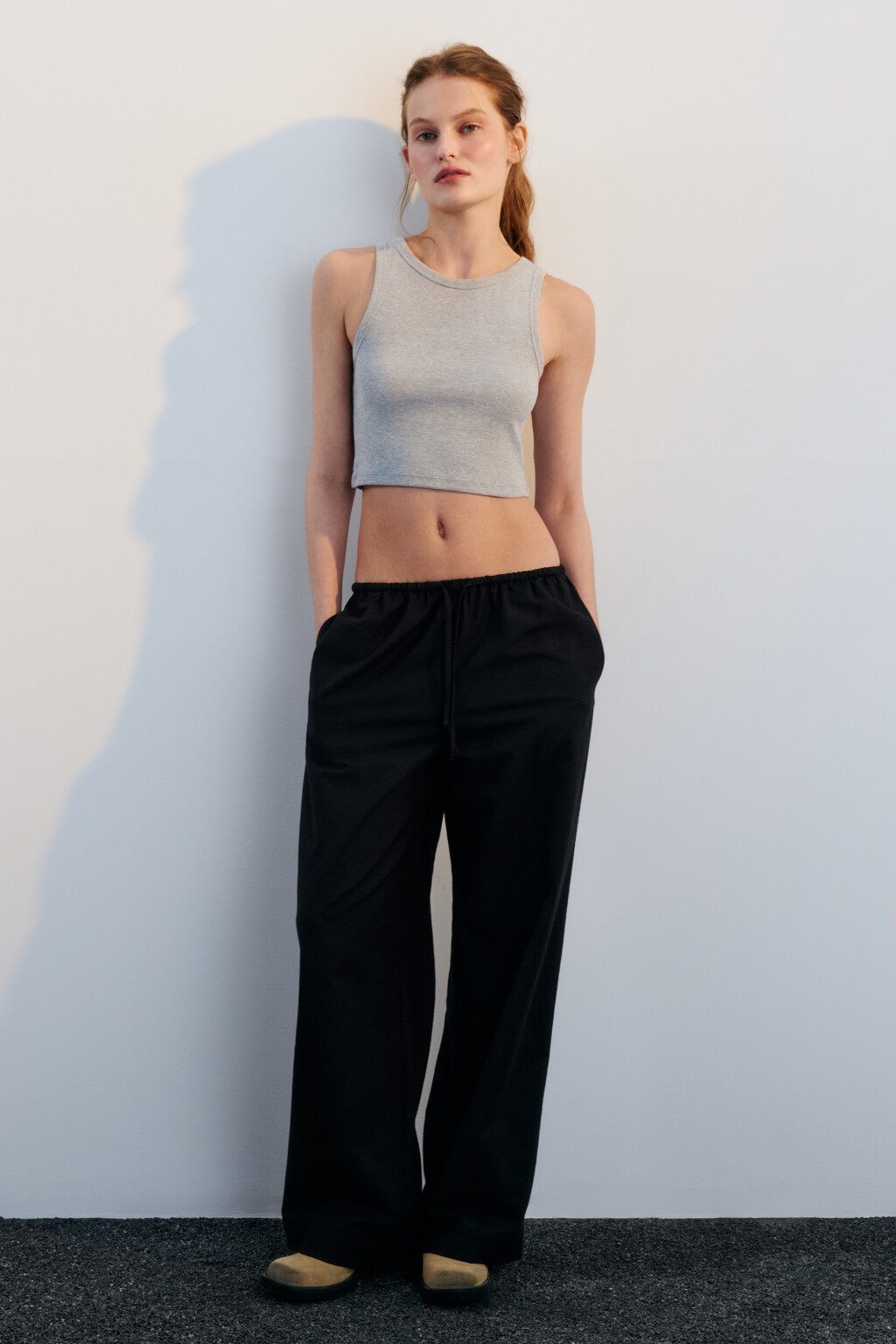 Топ-майка в рубчик на широких бретелях - цвет серый - 6