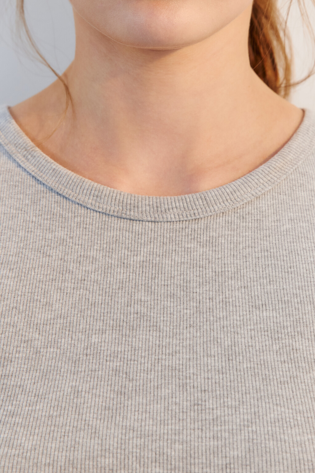 Топ-майка в рубчик на широких бретелях - цвет серый - 7