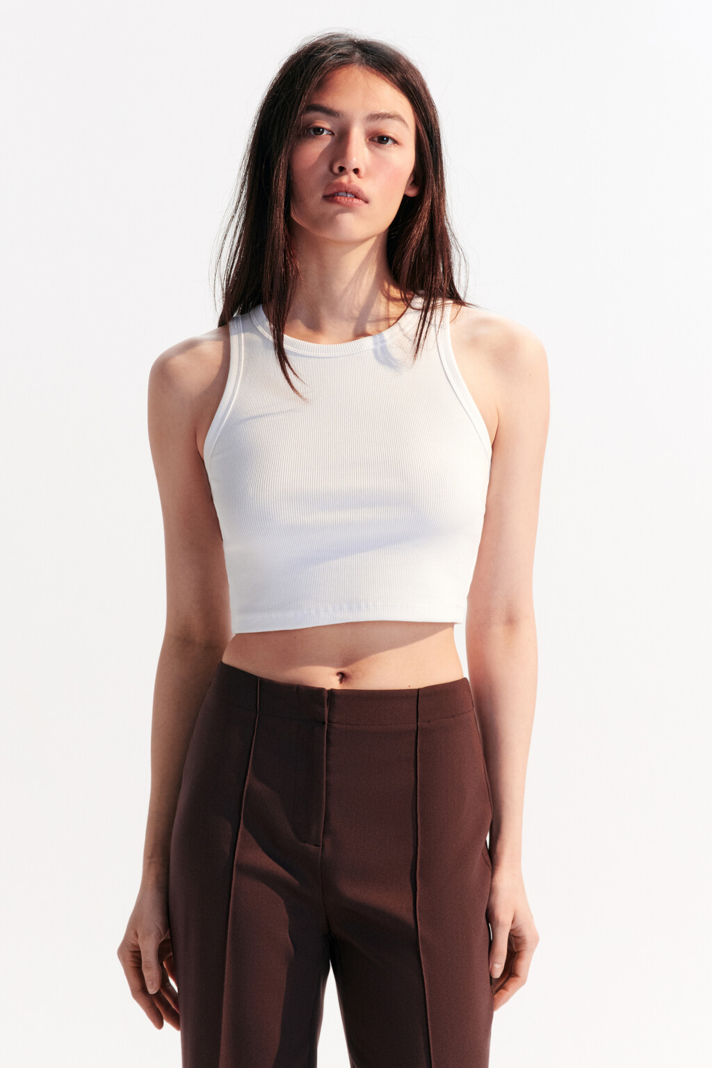 Топ-майка в рубчик на широких бретелях - цвет белый - 2