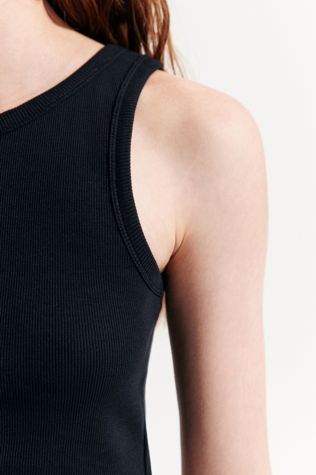 Топ-майка в рубчик на широких бретелях - цвет черный - 6