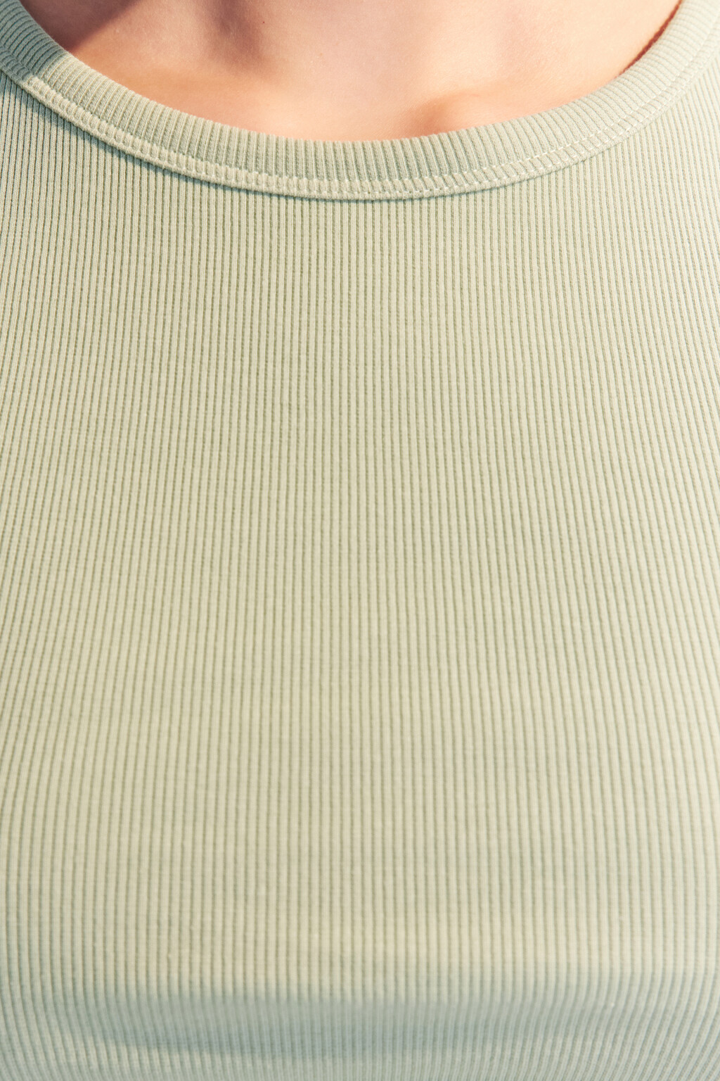 Топ-майка в рубчик на широких бретелях - цвет мятный - 5