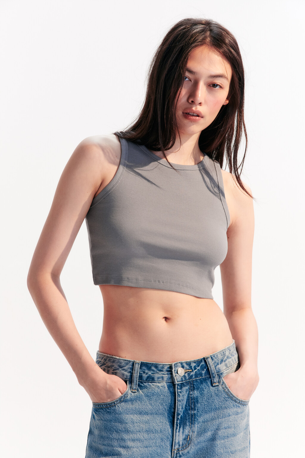 Топ-майка в рубчик на широких бретелях - цвет серый - 1