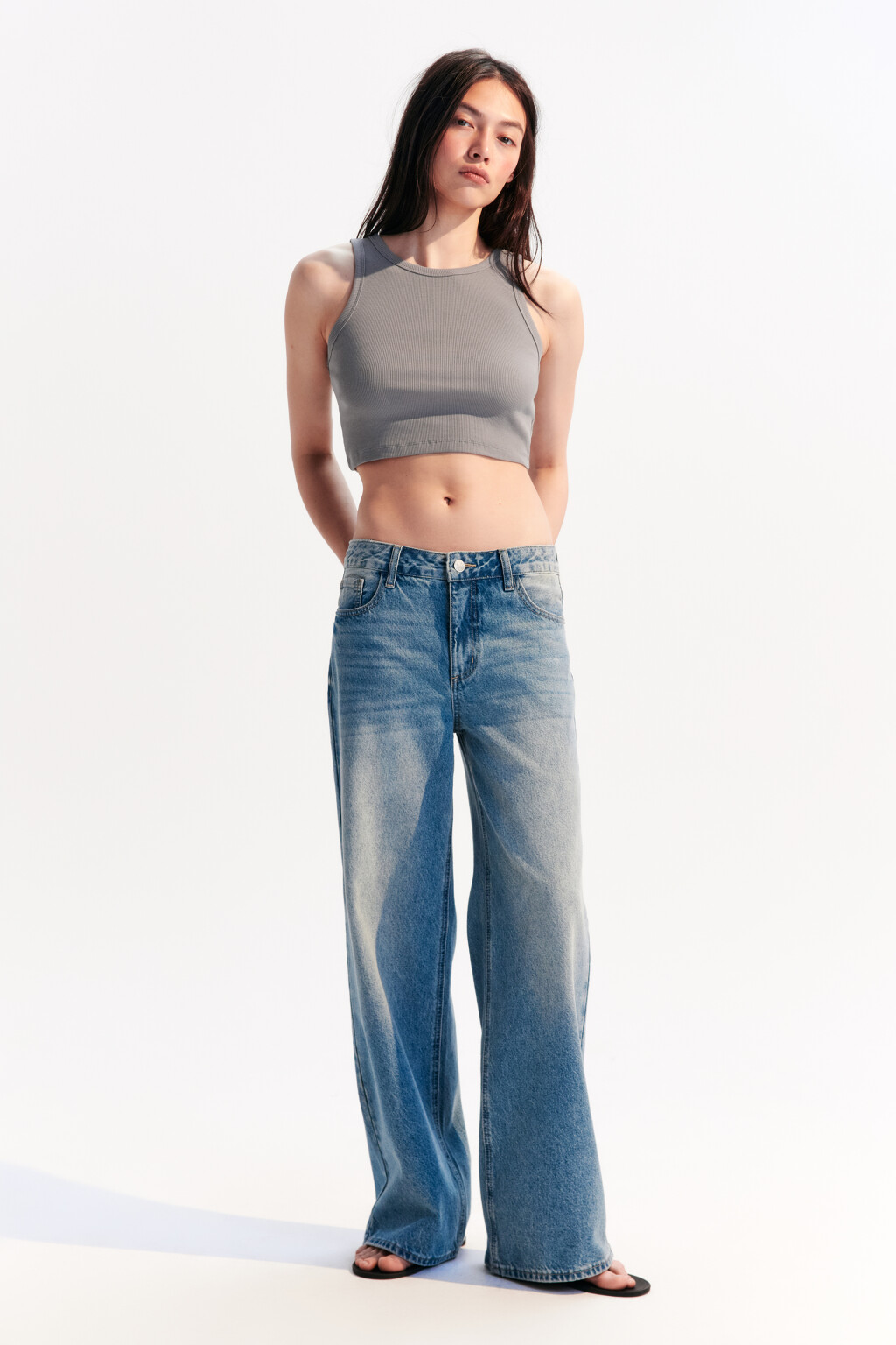 Топ-майка в рубчик на широких бретелях - цвет серый - 4