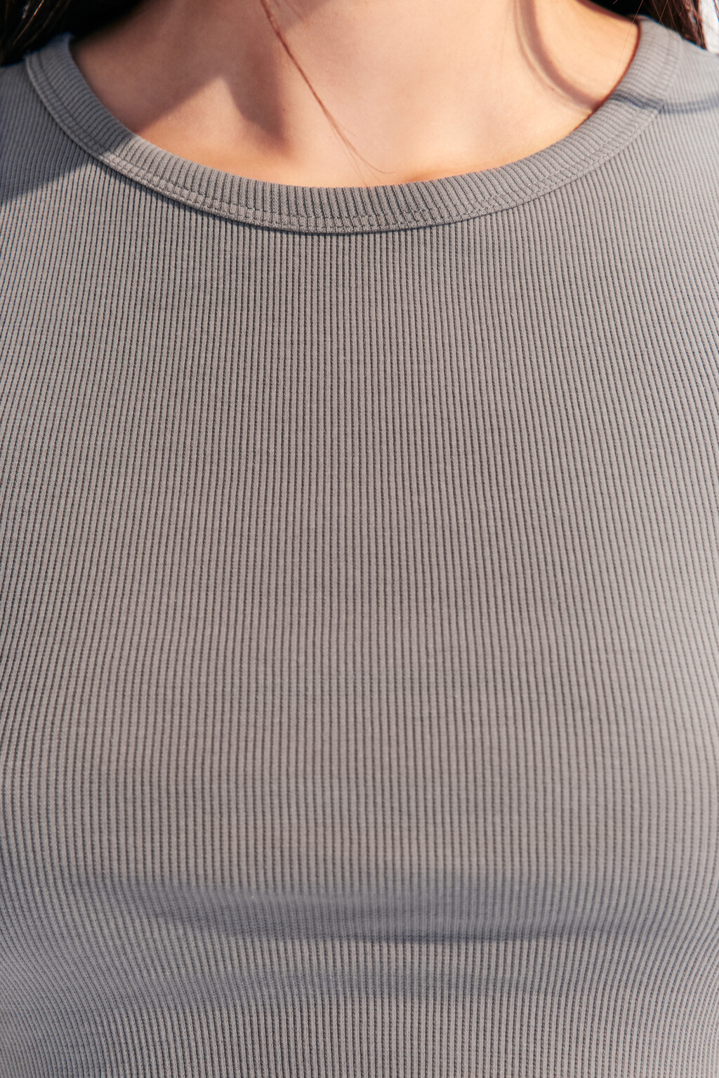 Топ-майка в рубчик на широких бретелях - цвет серый - 5