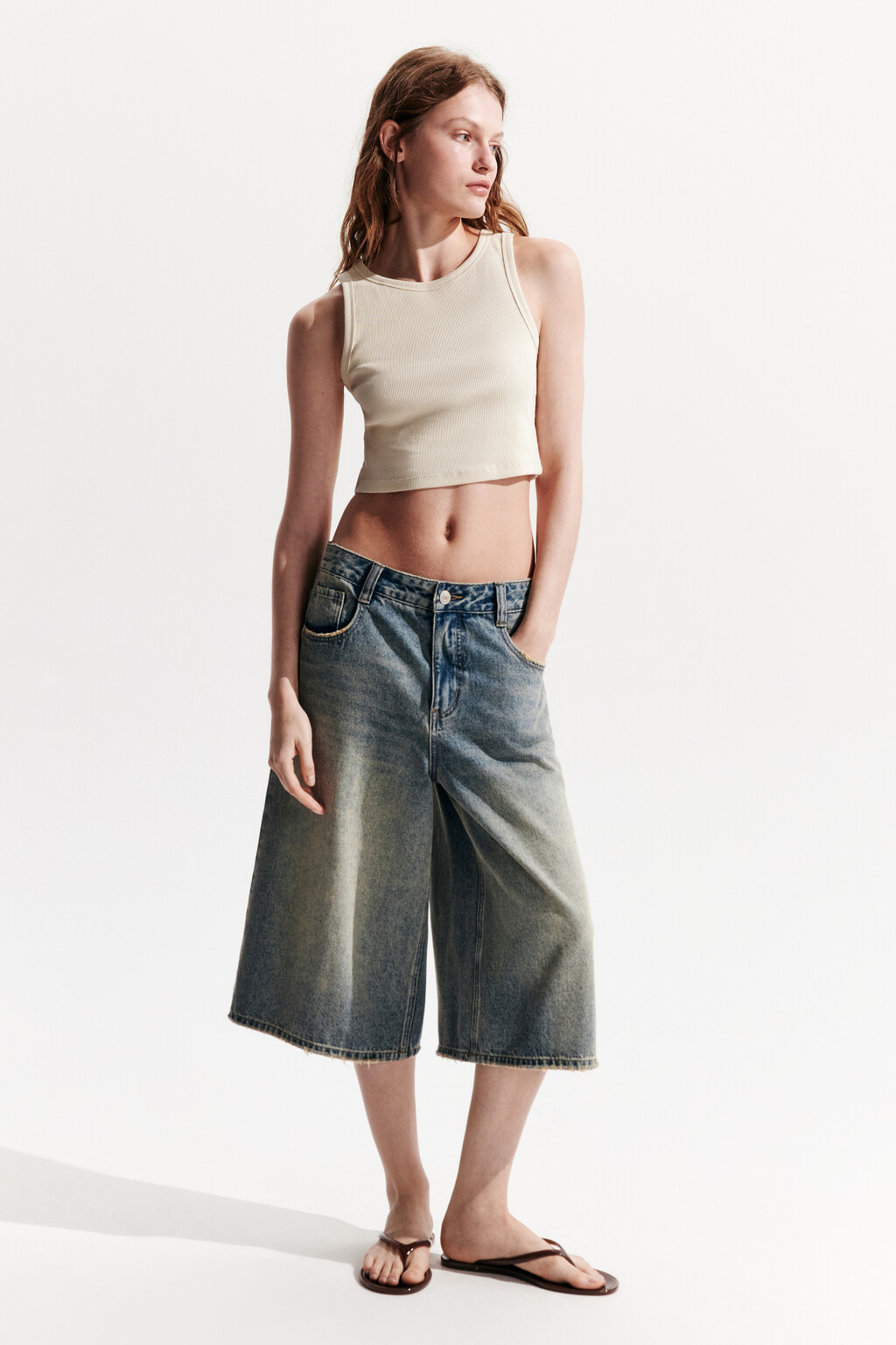 Топ-майка в рубчик на широких бретелях - цвет бежевый - 4