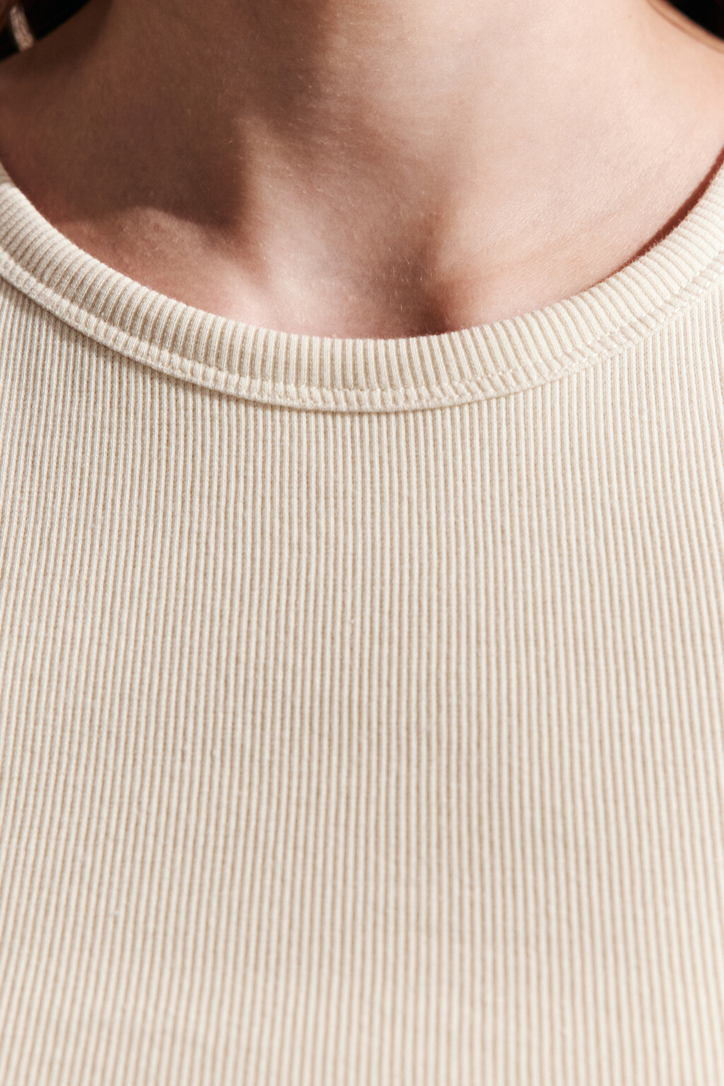 Топ-майка в рубчик на широких бретелях - цвет бежевый - 5