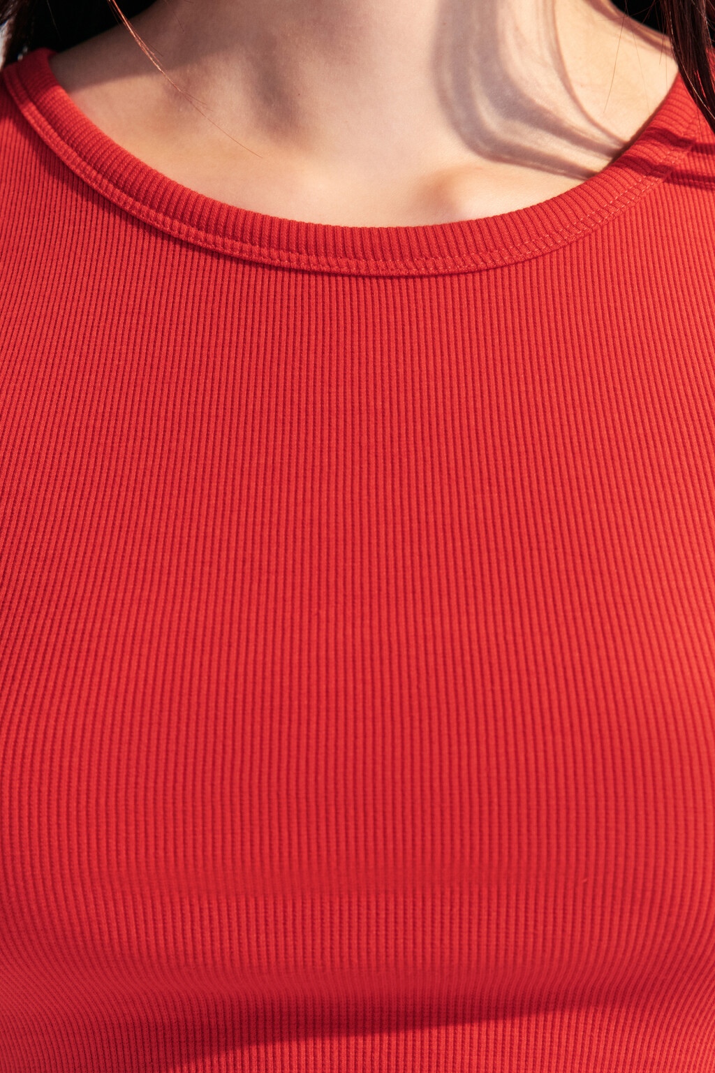 Топ-майка в рубчик на широких бретелях - цвет красный - 5