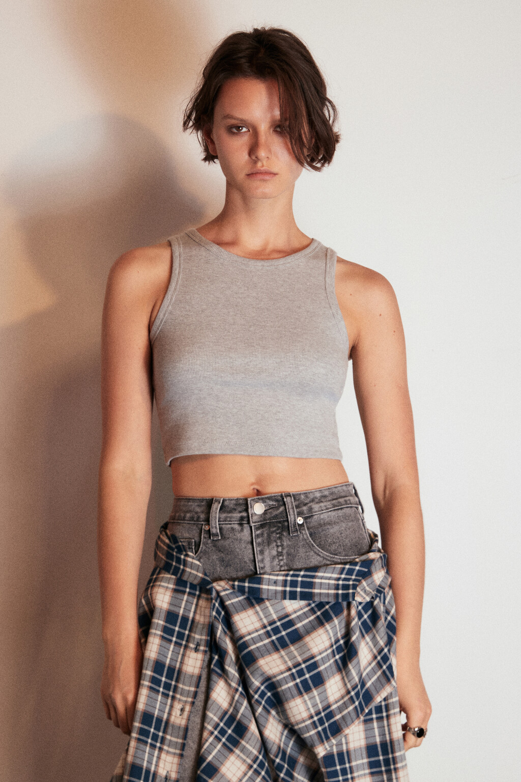 Топ-майка в рубчик на широких бретелях - цвет серый - 2