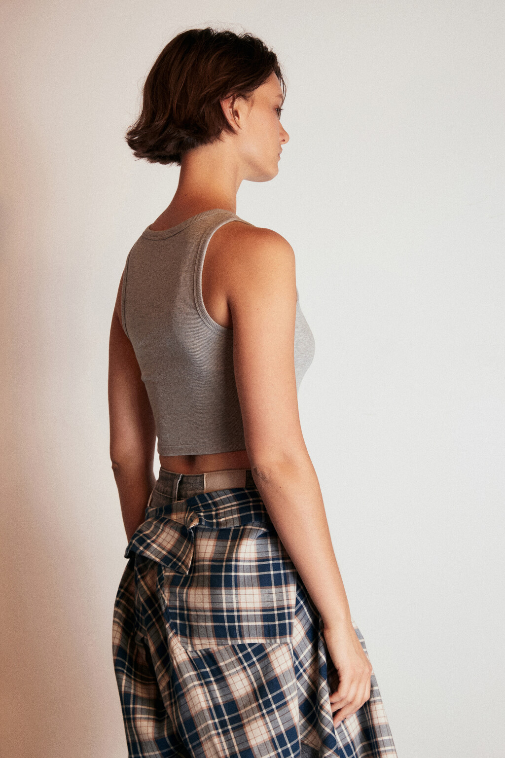 Топ-майка в рубчик на широких бретелях - цвет серый - 3
