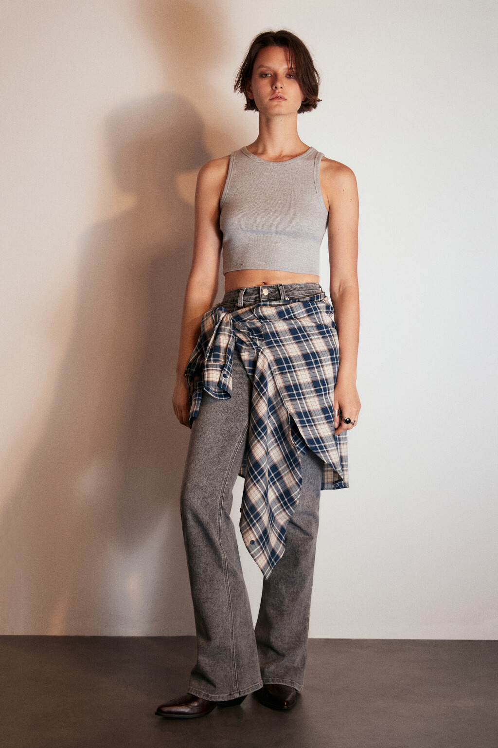 Топ-майка в рубчик на широких бретелях - цвет серый - 4