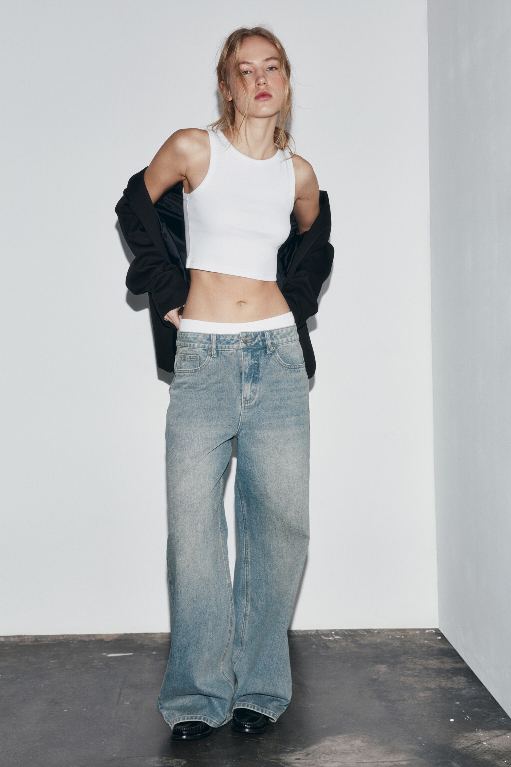 Топ-майка в рубчик на широких бретелях - цвет белый - 4