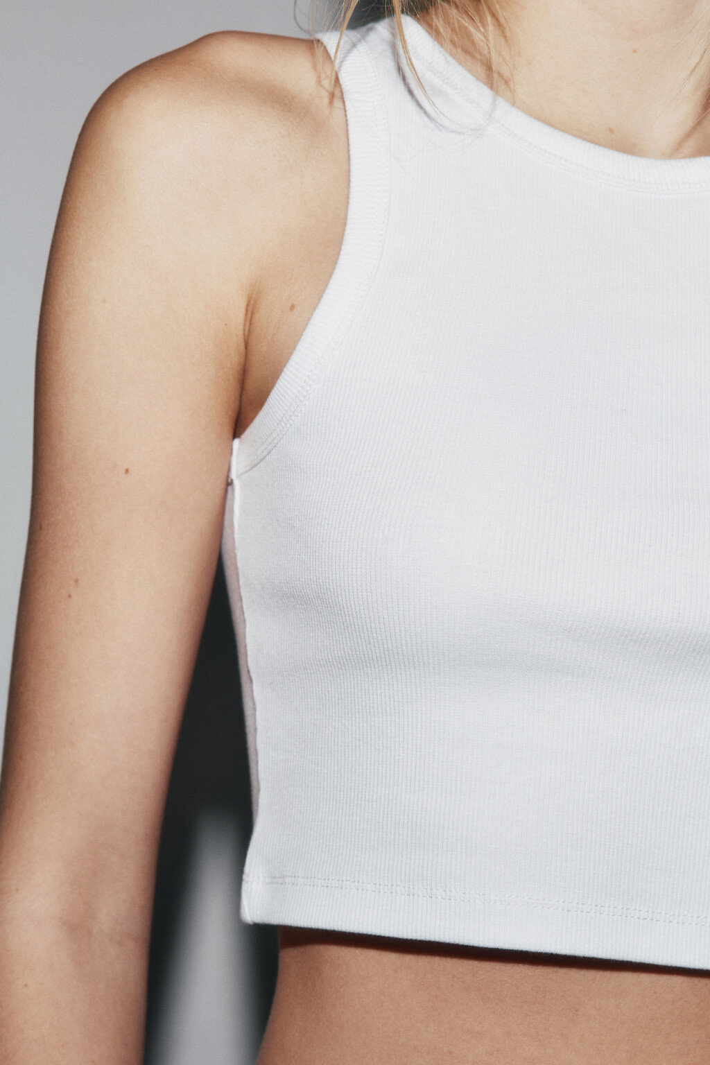 Топ-майка в рубчик на широких бретелях - цвет белый - 6