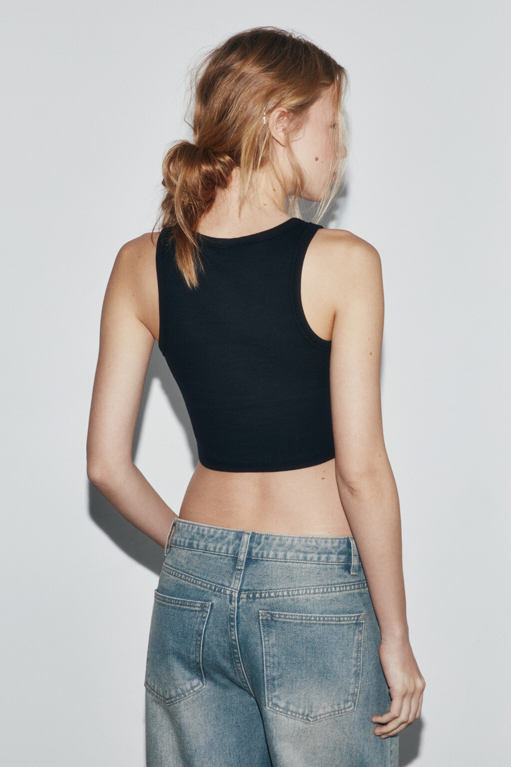 Топ-майка в рубчик на широких бретелях - цвет черный - 3