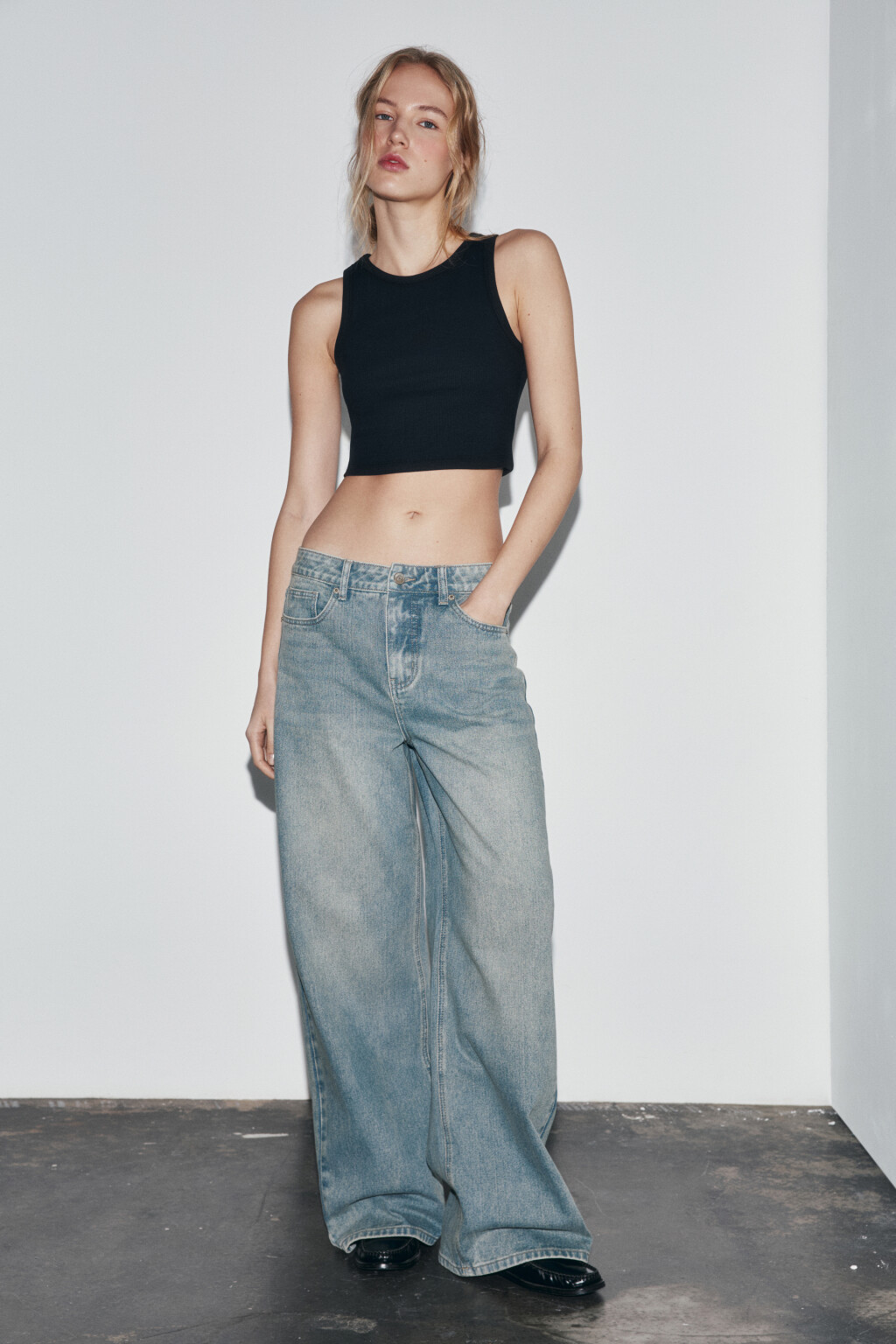 Топ-майка в рубчик на широких бретелях - цвет черный - 4