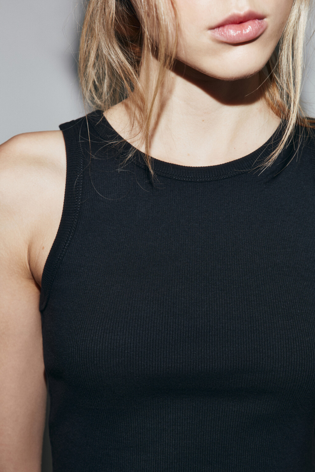 Топ-майка в рубчик на широких бретелях - цвет черный - 5