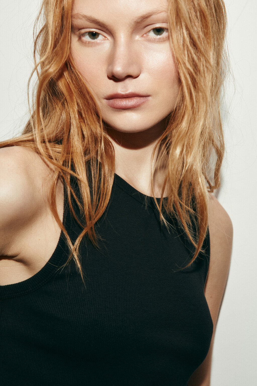 Топ-майка в рубчик укороченная на широких бретелях - цвет черный - 5