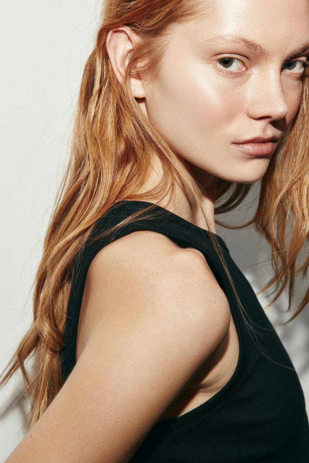 Топ-майка в рубчик укороченная на широких бретелях - цвет черный - 6