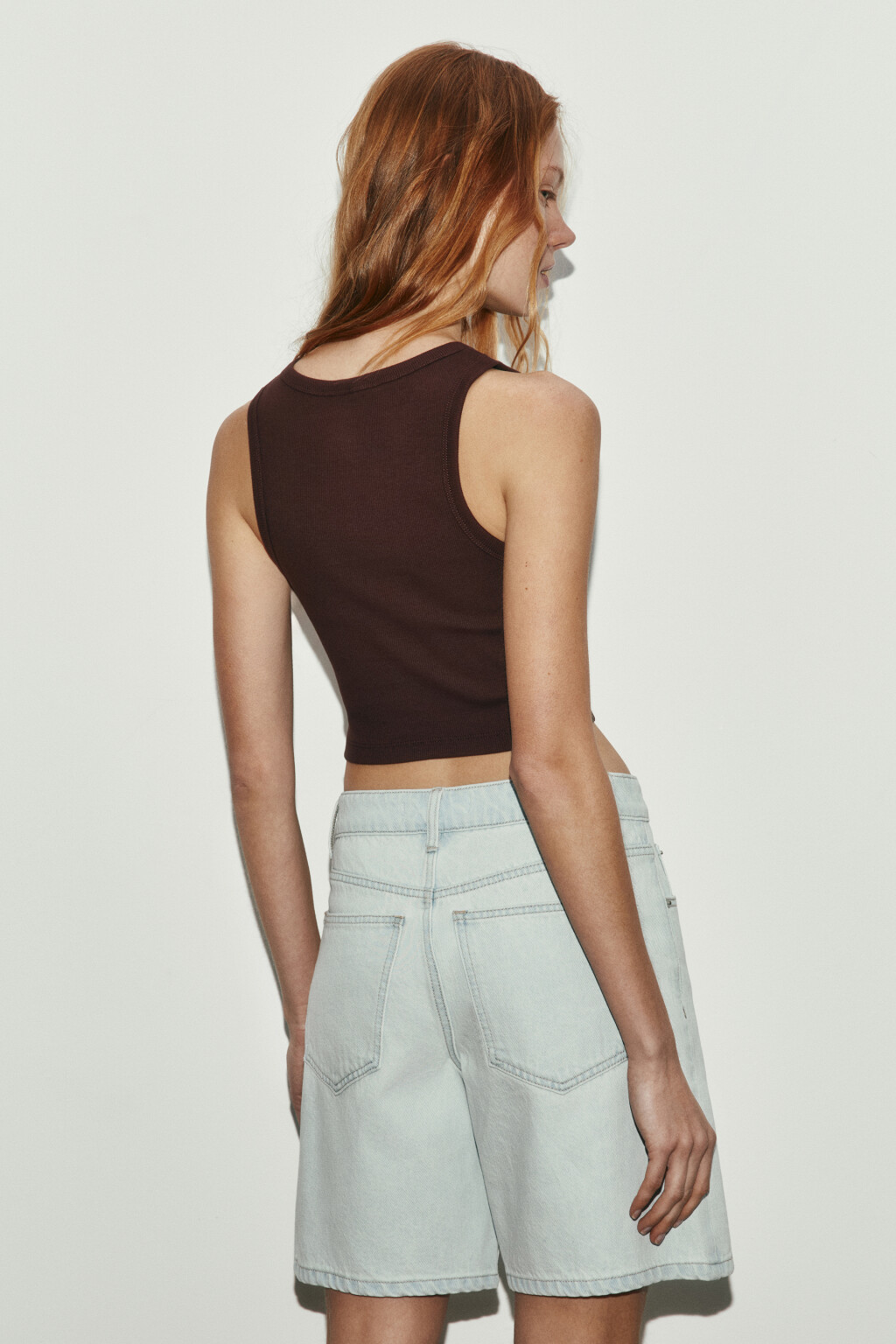 Топ-майка в рубчик укороченная на широких бретелях - цвет коричневый - 3