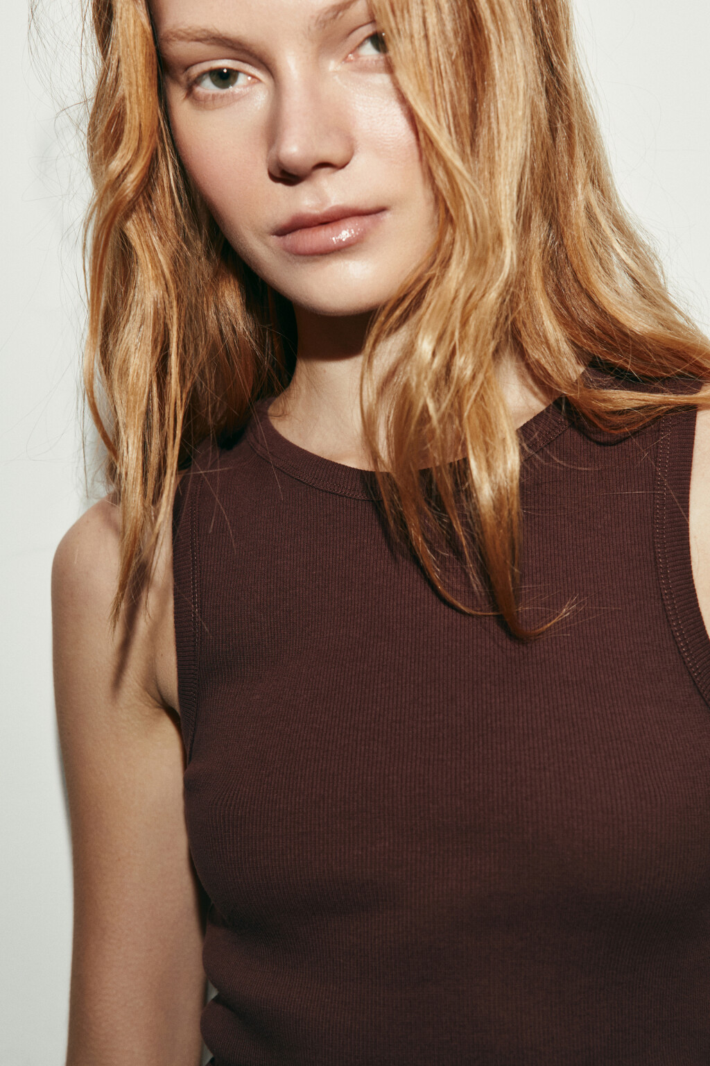 Топ-майка в рубчик укороченная на широких бретелях - цвет коричневый - 5