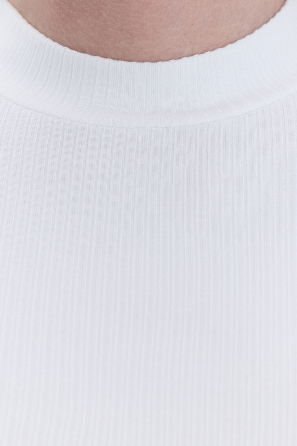 Водолазка в рубчик с коротким воротником - цвет молочный - 6
