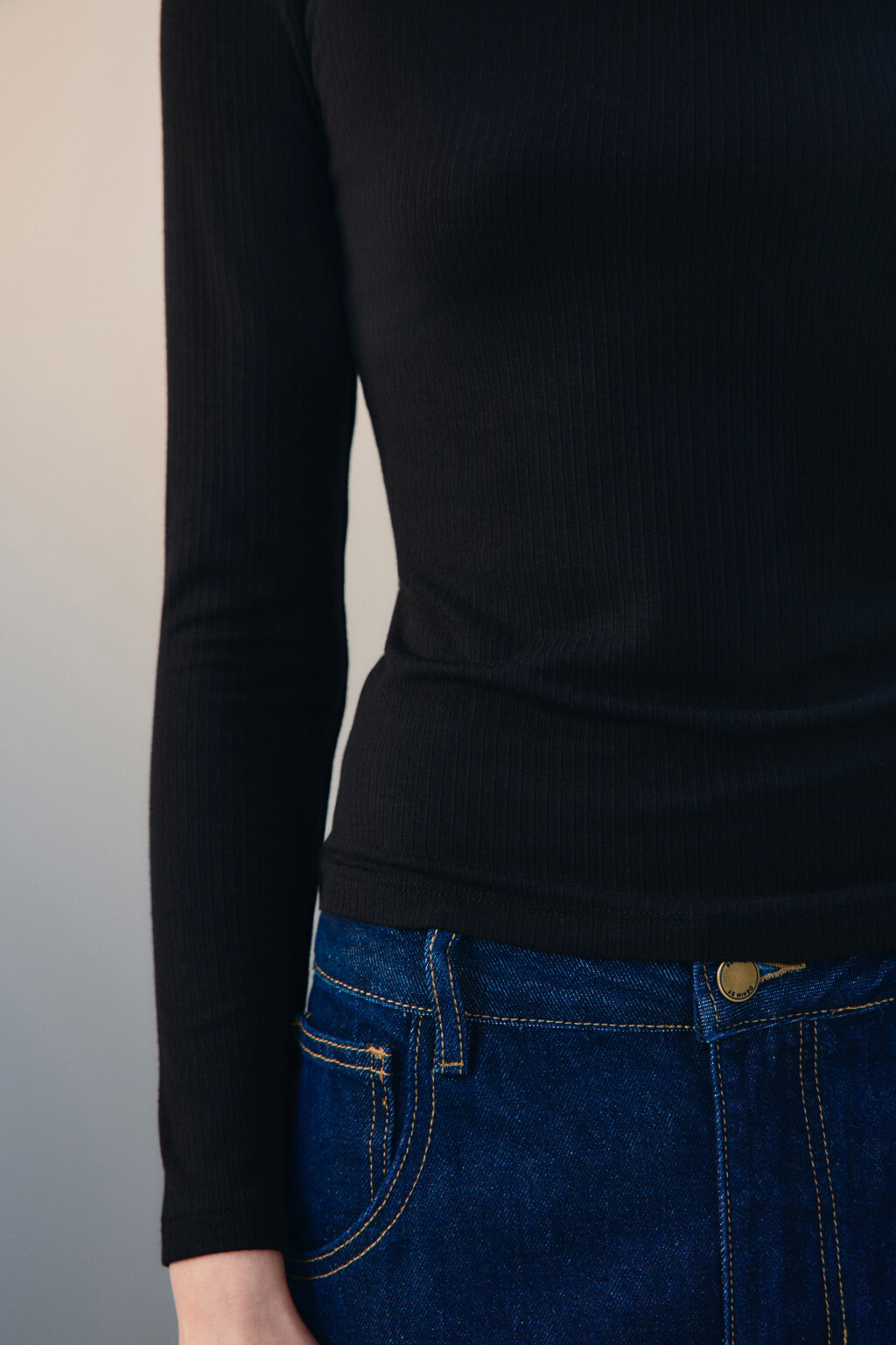 Лонгслив в рубчик с горлом - цвет черный - 5