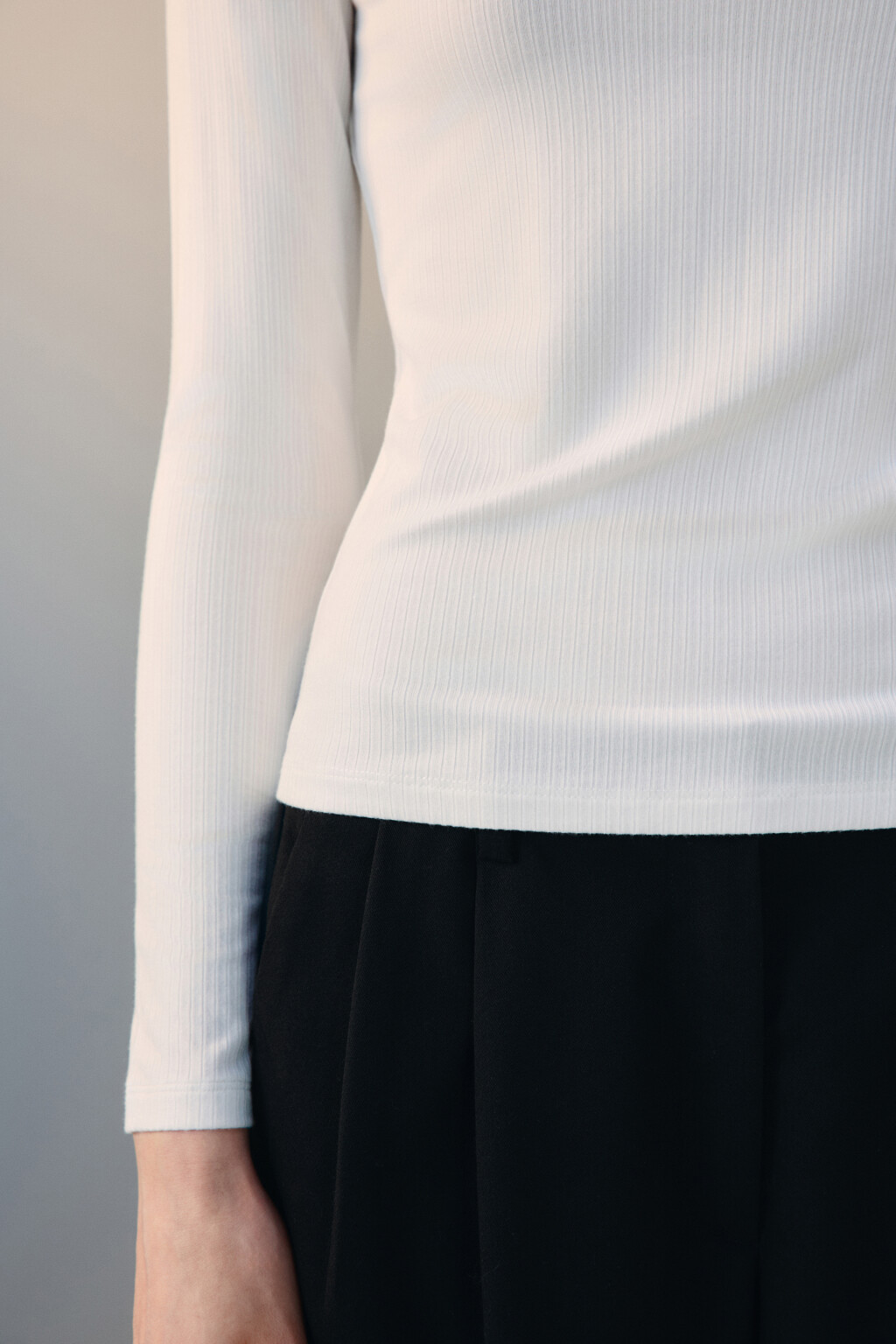 Лонгслив в рубчик с горлом - цвет молочный - 6