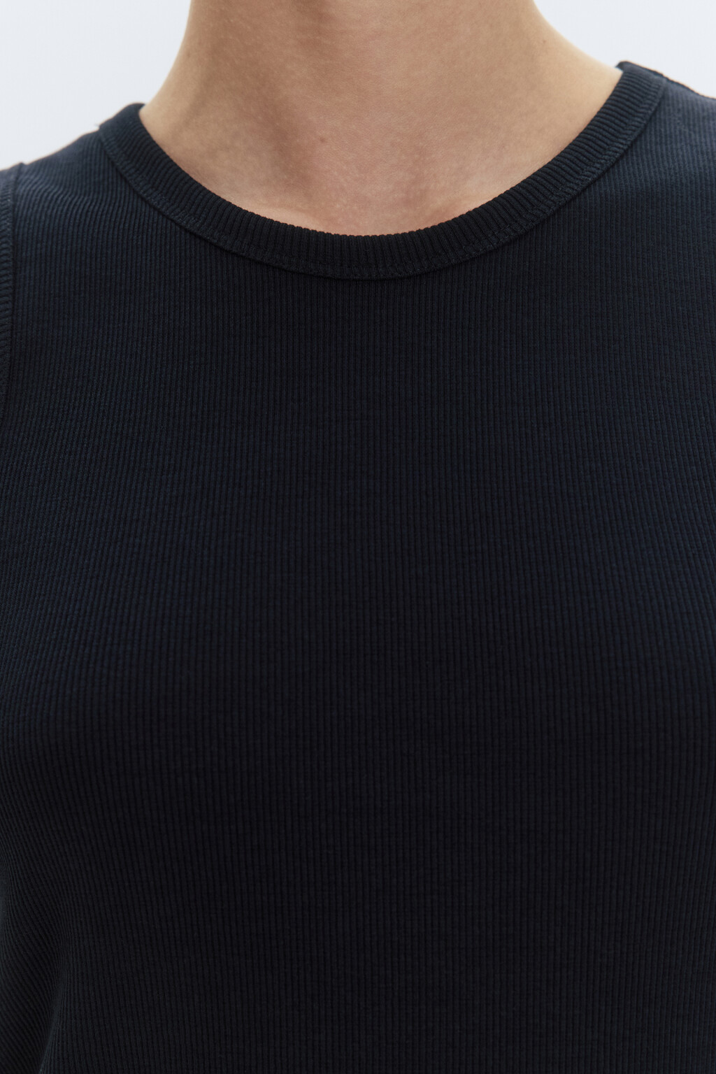 Майка RIBTOP в рубчик на широких бретелях - цвет черный - 7