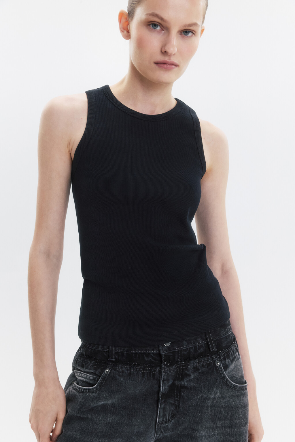 Майка RIBTOP в рубчик на широких бретелях - цвет черный - 1