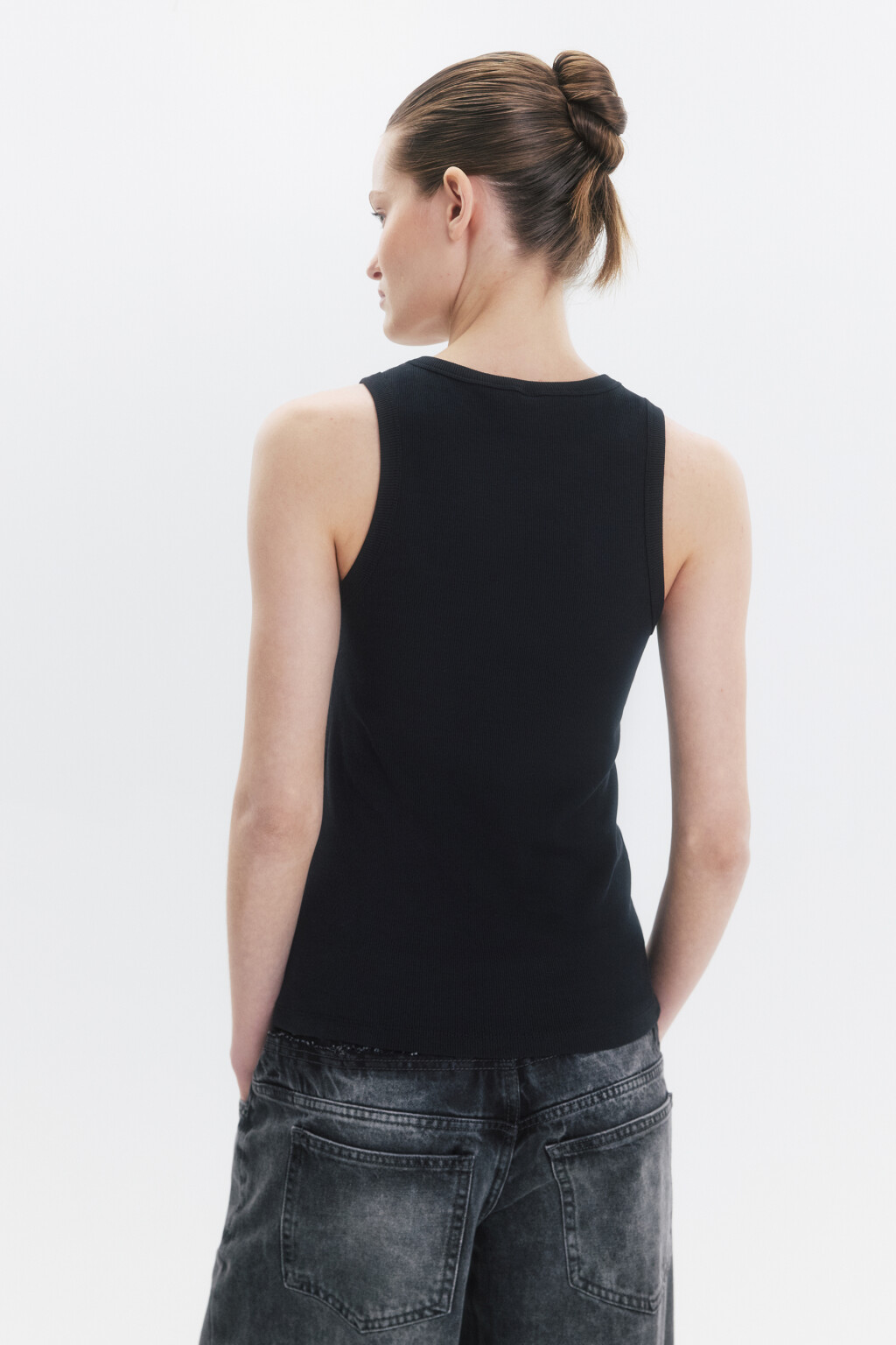 Майка RIBTOP в рубчик на широких бретелях - цвет черный - 4