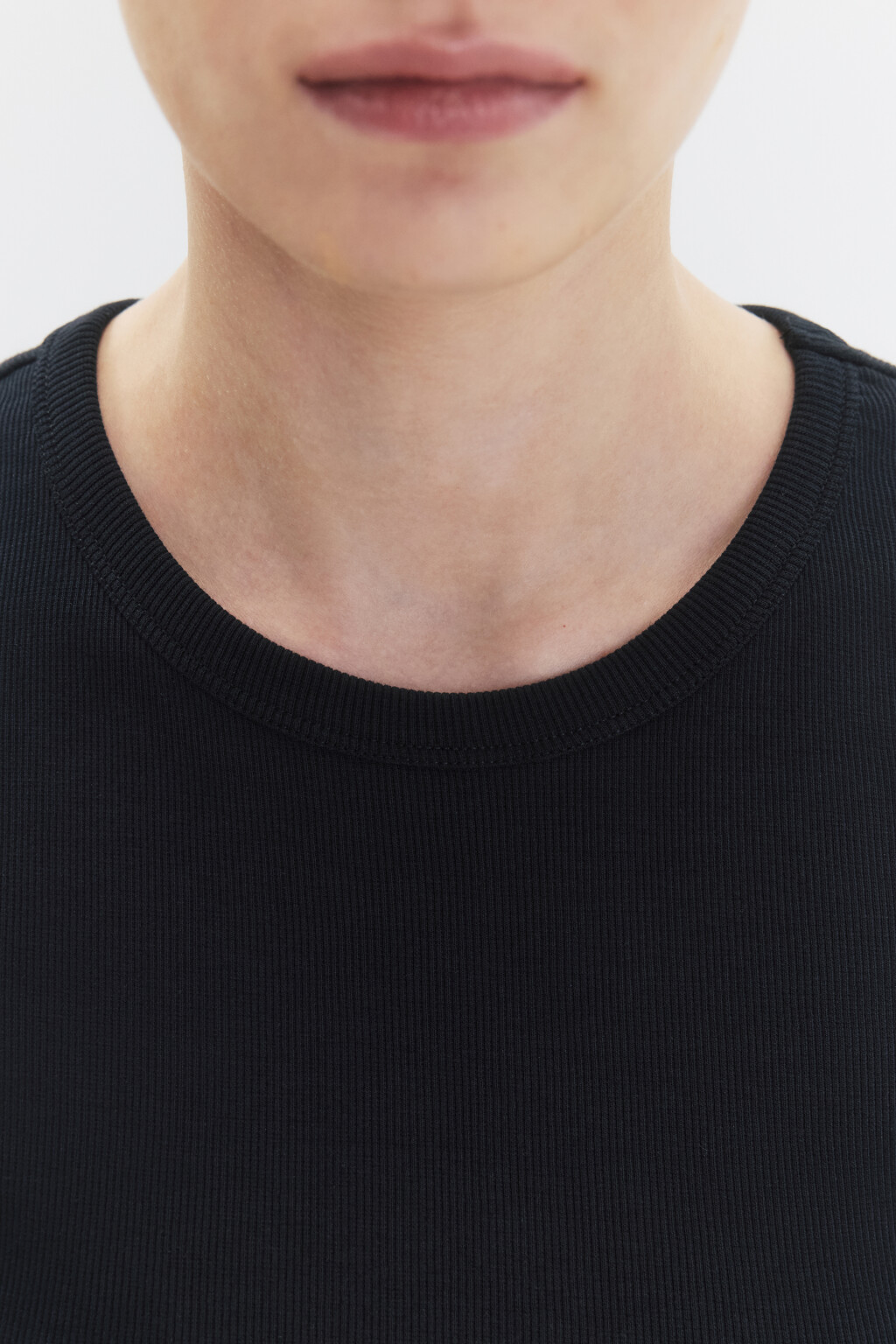 Майка RIBTOP в рубчик на широких бретелях - цвет черный - 6