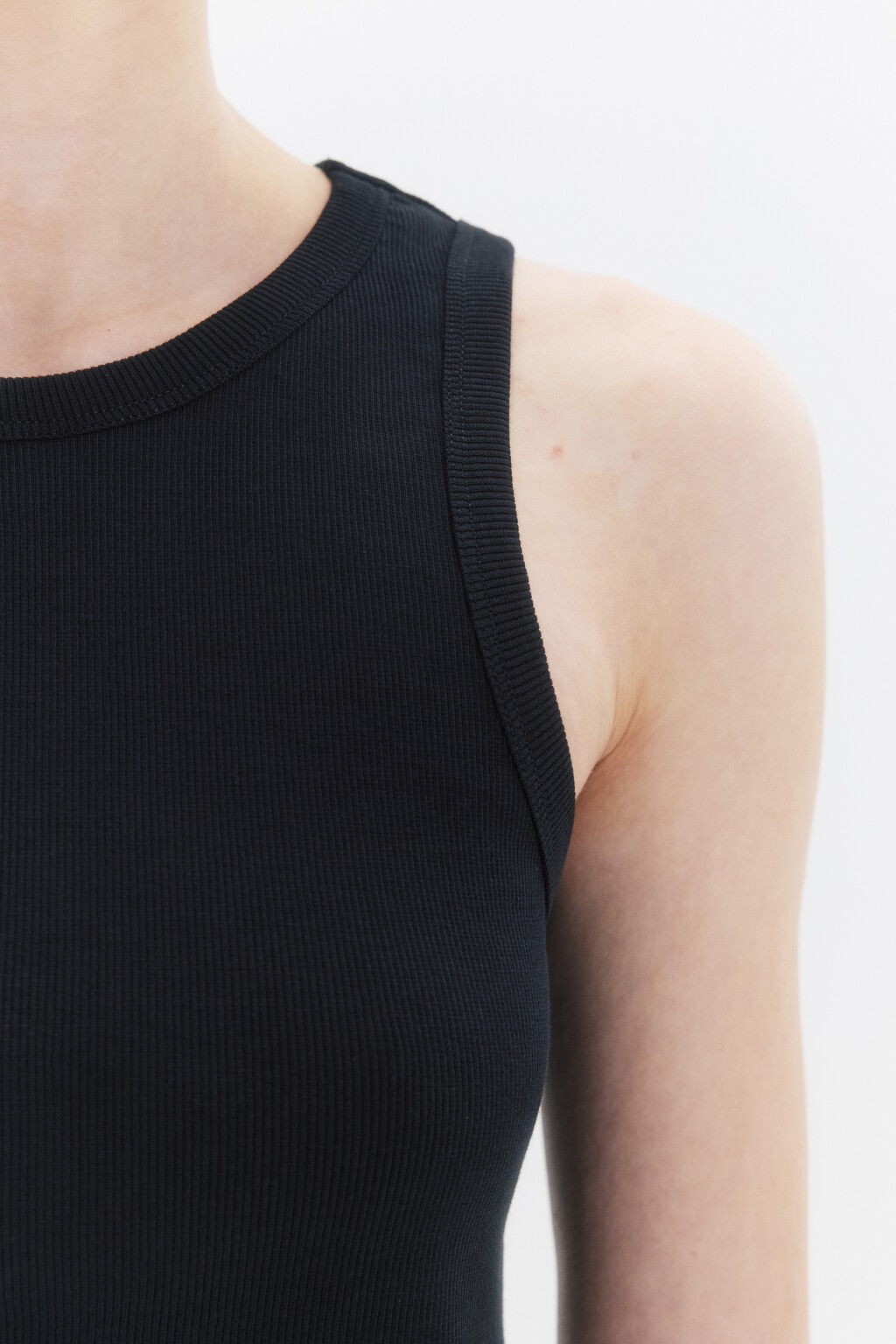 Майка RIBTOP в рубчик на широких бретелях - цвет черный - 7