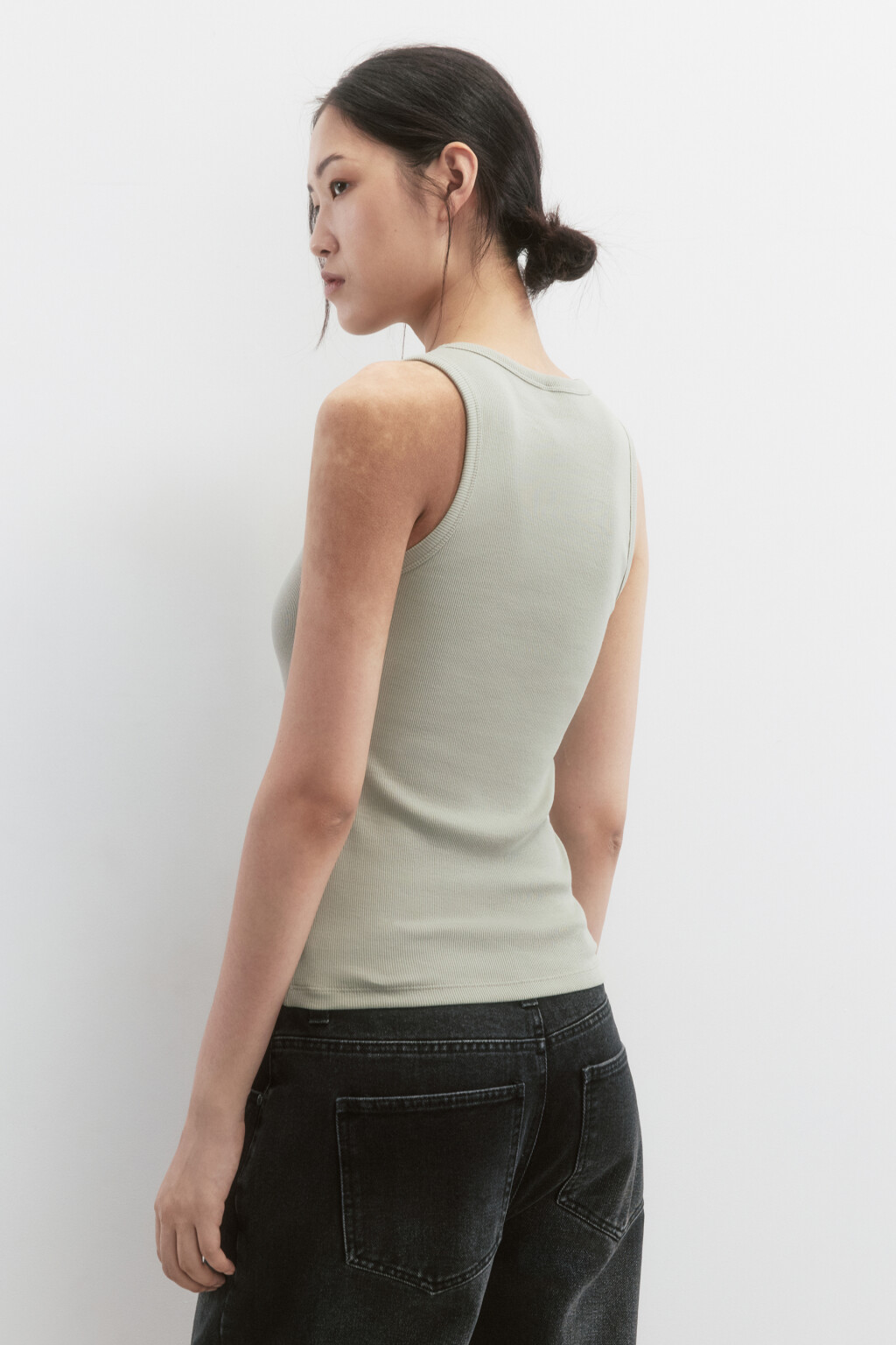 Майка RIBTOP в рубчик на широких бретелях - цвет зеленый - 4