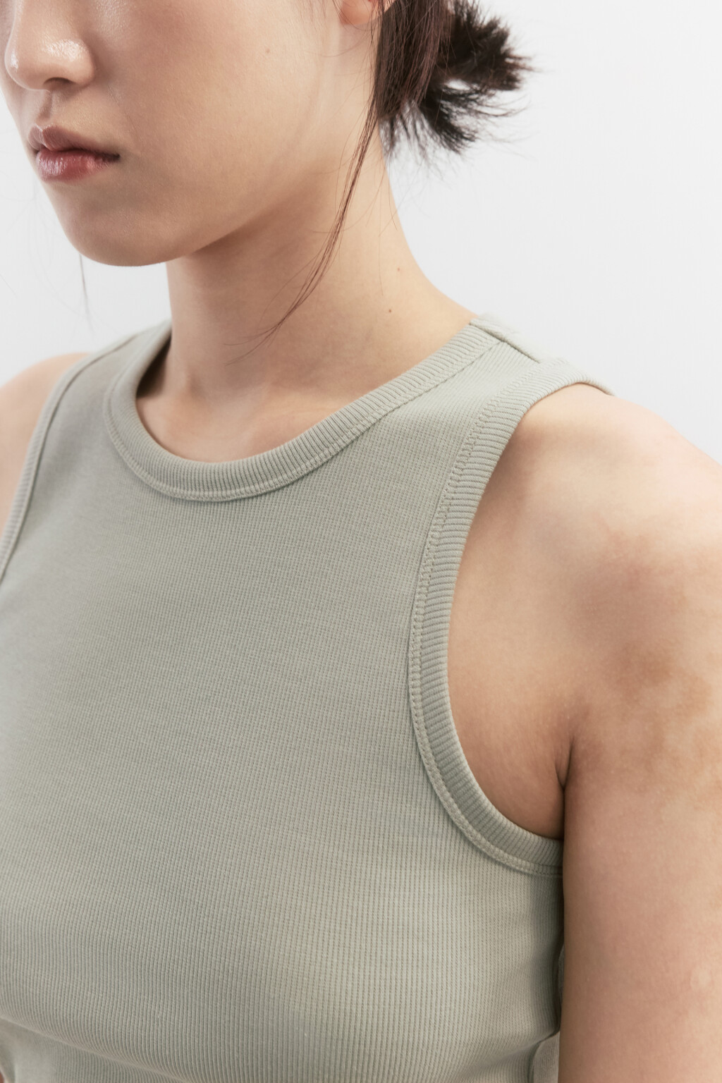 Майка RIBTOP в рубчик на широких бретелях - цвет зеленый - 6