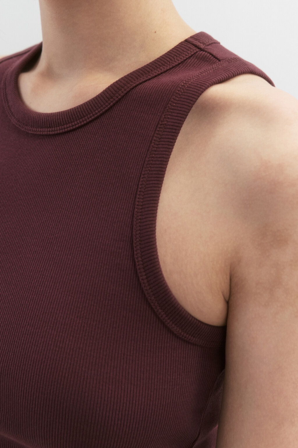 Майка RIBTOP в рубчик на широких бретелях - цвет бордовый - 6