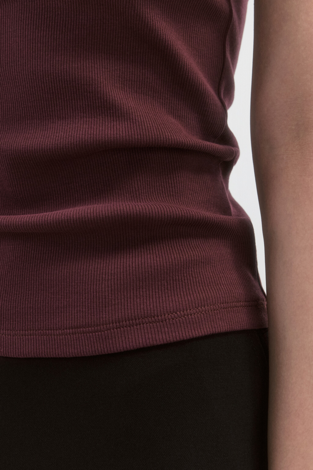 Майка RIBTOP в рубчик на широких бретелях - цвет бордовый - 7