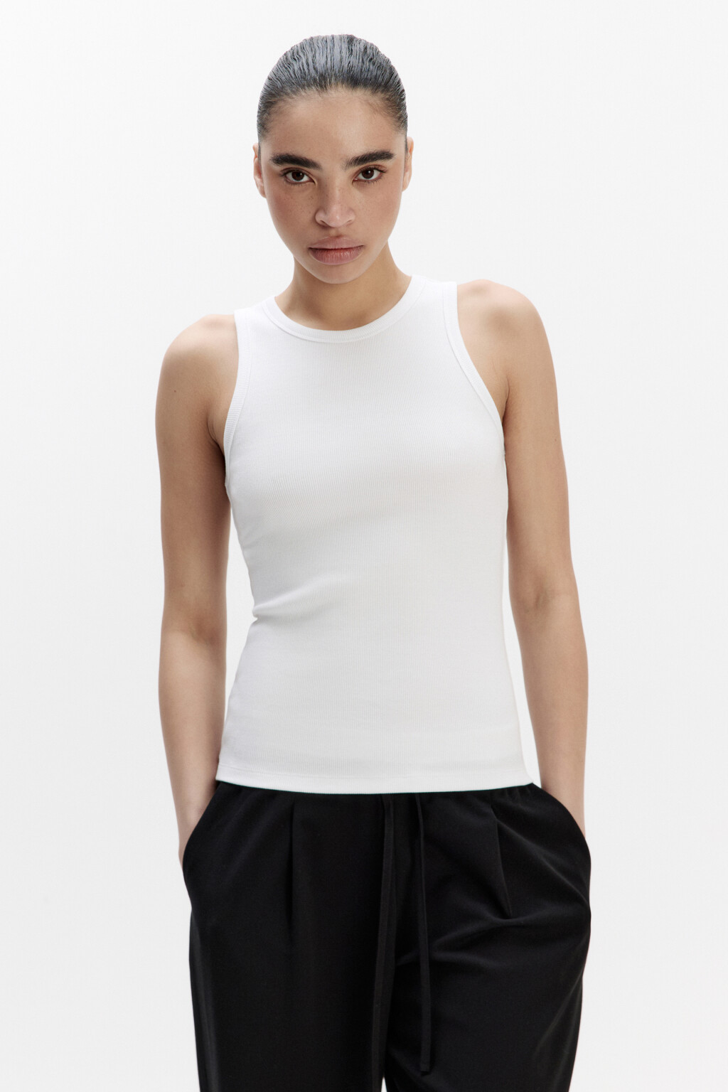 Майка RIBTOP в рубчик на широких бретелях - цвет белый - 2