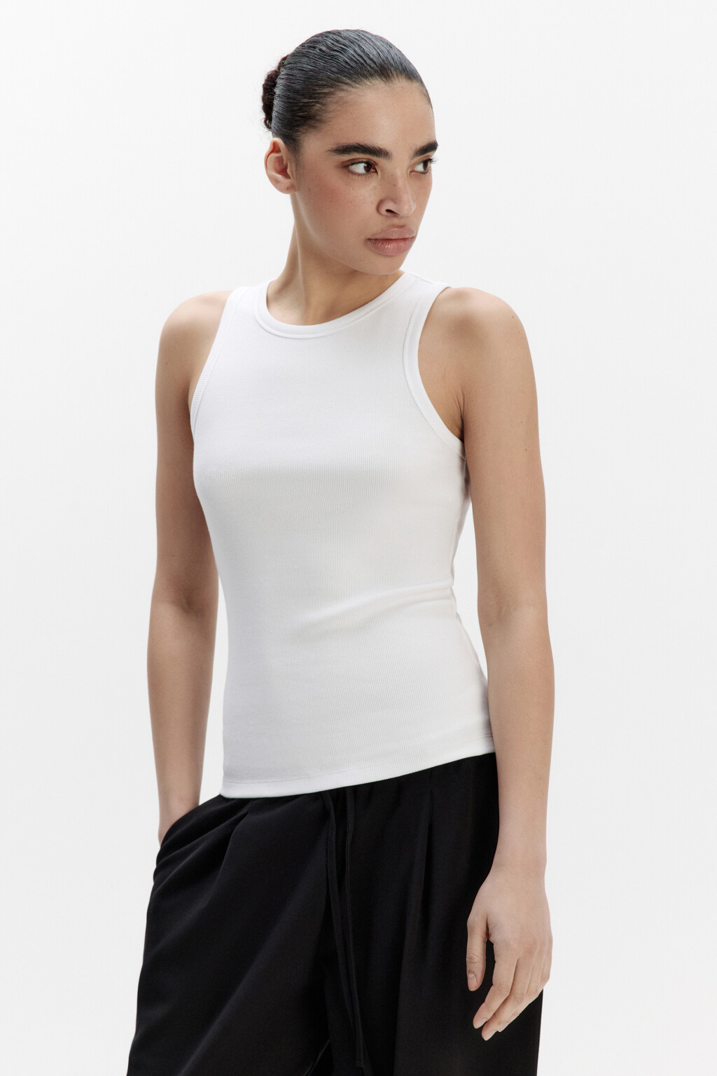 Майка RIBTOP в рубчик на широких бретелях - цвет белый - 3