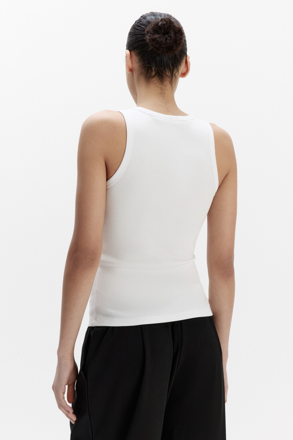 Майка RIBTOP в рубчик на широких бретелях - цвет белый - 4