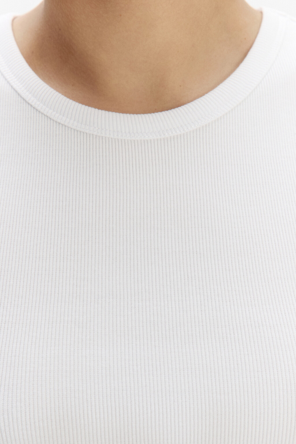 Майка RIBTOP в рубчик на широких бретелях - цвет белый - 6