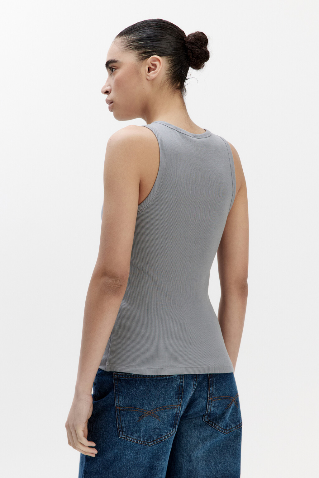 Майка RIBTOP в рубчик на широких бретелях - цвет серый - 4