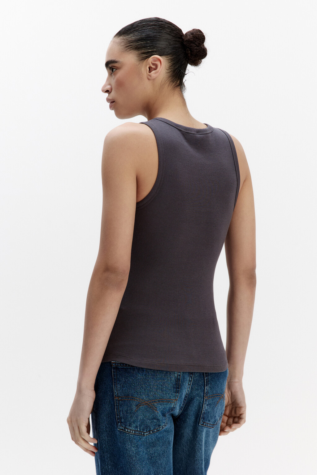 Майка RIBTOP в рубчик на широких бретелях - цвет серый - 4