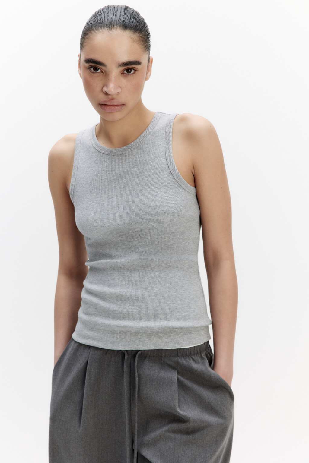 Майка RIBTOP в рубчик на широких бретелях - цвет серый - 1