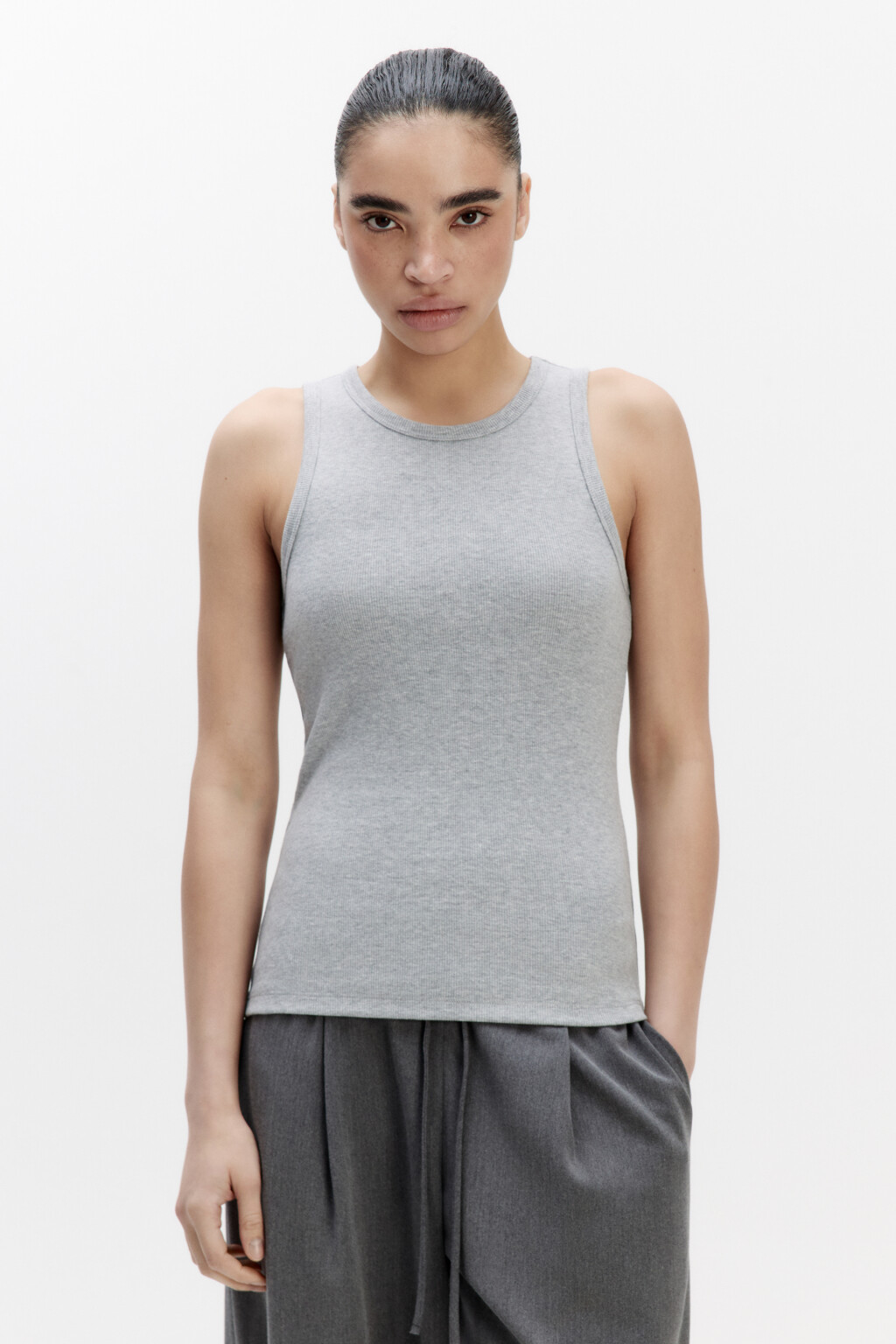 Майка RIBTOP в рубчик на широких бретелях - цвет серый - 2